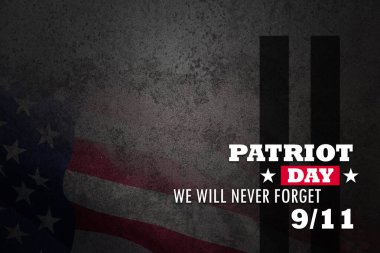 Vatanseverlik Günü. Üzerinde Amerikan bayrağı olan paslı demir arka plan kuleleri olan yazıtları asla unutmayacağız. 09.11.2001. Vatanseverlik Günü.