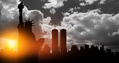 New York silueti İkiz Kuleler ve Özgürlük Heykeli 'nin arka planında gün batımında siyah beyaz gökyüzü. 09.11.2001 Amerikan Vatanseverlik Günü afişi.