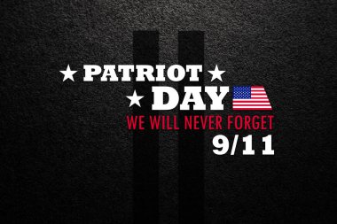 Vatanseverlik Günü siyah desenli arka planda kulelerin silueti olan yazıyı asla unutmayacağız. 09.11.2001 Amerikan Vatanseverlik Günü.