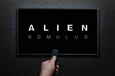 Uzaylı Romulus karavanı ya da TV ekranındaki film. Adam uzaktan kumandayla televizyonu açıyor. Astana, Kazakistan - 31 Temmuz 2024.