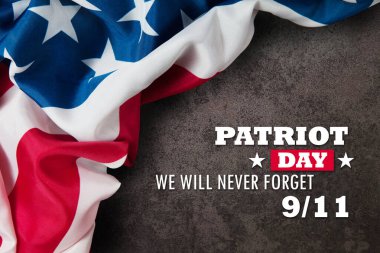 Paslı demir zemin üzerinde Amerikan bayrağı olan Vatanseverlik Günü 'nü asla unutmayacağız. 09.11.2001 Amerikan Vatanseverlik Günü.
