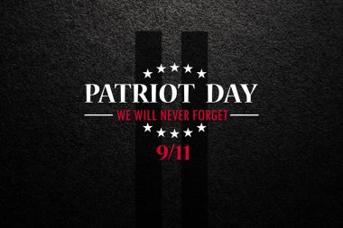 Vatanseverlik Günü siyah desenli arka planda kulelerin silueti olan yazıyı asla unutmayacağız. 09.11.2001 Amerikan Vatanseverlik Günü.