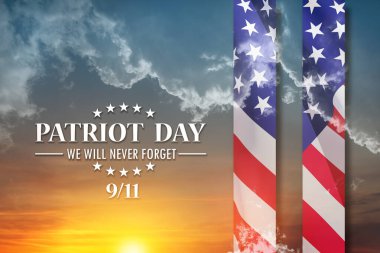 Vatanseverlik Günü 'nde günbatımı gökyüzünün arka planında Amerikan bayrağı desenli kuleler olan yazıtları asla unutmayacağız. 09.11.2001 Amerikan Vatanseverlik Günü.