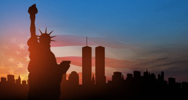 New York silueti, ikiz kuleler ve Amerikan bayrağıyla birlikte gün batımında Özgürlük Heykeli. 09.11.2001 Amerikan Vatanseverlik Günü afişi.