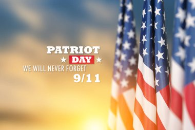 Vatanseverlik Günü. Günbatımı arka planında ABD bayrağı. Terörist Saldırıları Mağdurları İçin Ulusal Namaz ve Anma Günü.