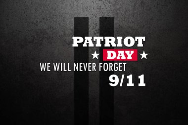 Vatanseverlik Günü 'nde paslı demir zemin üzerinde kuleler bulunan yazıtları asla unutmayacağız. 09.11.2001 Amerikan Vatanseverlik Günü.