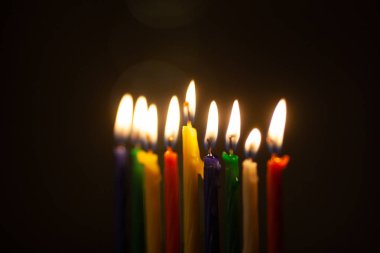Hanuka menorası ya da Yahudi bayramı bayramı için Hanukkiah. Dokuz renkli mum. Hanuka lambası, dokuz dallı şamdan..
