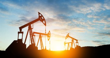 Savaşın yol açtığı petrol fiyatlarındaki değişim. Petrol fiyatları konsepti. Çöl petrol sahasında petrol sondaj rayları. Yerden ham petrol üretimi. Petrol üretimi.
