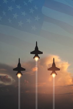 Hava Kuvvetleri Günü. Gün batımının arka planında şeffaf bir Amerikan bayrağı olan uçak siluetleri. Dikey poster.