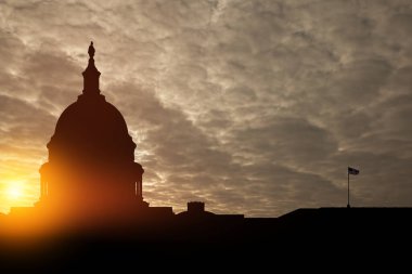 ABD Kongre Binası, Washington DC, ABD 'de gün batımında gökyüzünün arka planında siluet inşa ediyor..