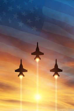 Hava Kuvvetleri Günü. Gün batımının arka planında şeffaf bir Amerikan bayrağı olan uçak siluetleri. Dikey poster.