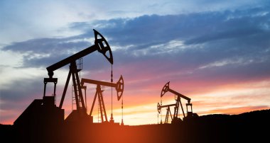 Savaşın yol açtığı petrol fiyatlarındaki değişim. Petrol fiyatları konsepti. Çöl petrol sahasında petrol sondaj rayları. Yerden ham petrol üretimi. Petrol üretimi.