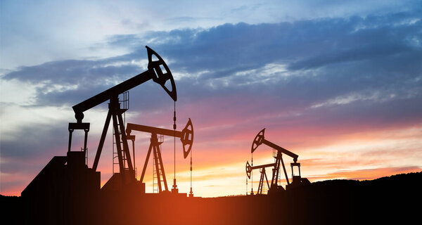 Изменение цен на нефть, вызванное войной. Концепция ограничения цен на нефть. Буровые установки на пустынном месторождении. Добыча нефти из земли. Производство нефти.