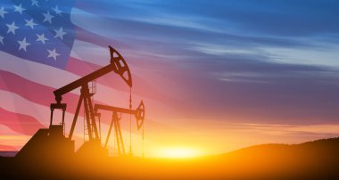 Savaşın yol açtığı petrol fiyatlarındaki değişim. Petrol fiyatları konsepti. Amerikan bayrağıyla birlikte çöl petrol sahasında petrol sondaj rayları. Yerden ham petrol üretimi. Petrol üretimi.