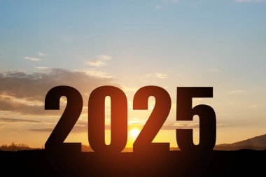 Siluet 2025, dağda gün batımı gökyüzü ve 2025 soyut arkaplan numarası. Başlangıç stratejisi, kazanma, plan, hedef ve hedef kavramı.