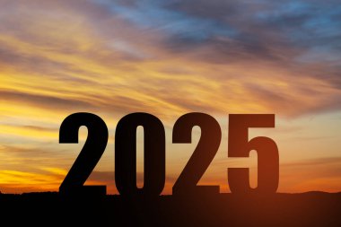 Siluet 2025, dağda gün batımı gökyüzü ve 2025 soyut arkaplan numarası. Başlangıç stratejisi, kazanma, plan, hedef ve hedef kavramı.