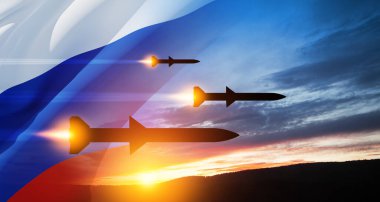 Füzeler hedefe doğru uçuyor. Füzeler gün batımında Rus bayrağıyla gökyüzünde. Füze savunması, yaylım ateşi sistemi..