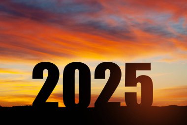 Siluet 2025, dağda gün batımı gökyüzü ve 2025 soyut arkaplan numarası. Başlangıç stratejisi, kazanma, plan, hedef ve hedef kavramı.