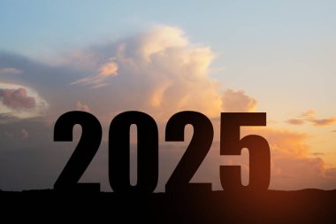 Siluet 2025, dağda gün batımı gökyüzü ve 2025 soyut arkaplan numarası. Başlangıç stratejisi, kazanma, plan, hedef ve hedef kavramı.