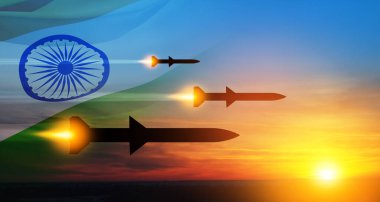 Füzeler hedefe doğru uçuyor. Füzeler gün batımında Hindistan bayrağıyla gökyüzünde. Füze savunması, yaylım ateşi sistemi..