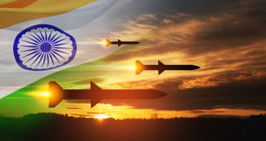 Füzeler hedefe doğru uçuyor. Füzeler gün batımında Hindistan bayrağıyla gökyüzünde. Füze savunması, yaylım ateşi sistemi..