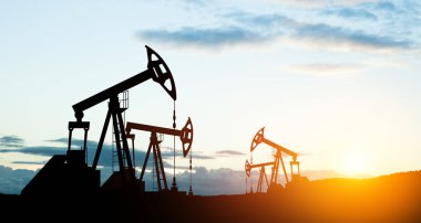 Savaşın yol açtığı petrol fiyatlarındaki değişim. Petrol fiyatları konsepti. Çöl petrol sahasında petrol sondaj rayları. Yerden ham petrol üretimi. Petrol üretimi.