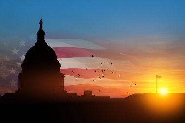 ABD Kongre Binası, günbatımında uçan kuşlarla ve Washington DC, ABD bayrağıyla gökyüzünün arka planında siluet inşa ediyor..
