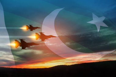 Hava Kuvvetleri Günü. Gün batımının arka planında saydam Pakistan bayrağı olan uçak siluetleri. 7 Eylül 'de Pakistan' da ulusal bir gün olarak kutlandı.