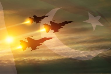 Hava Kuvvetleri Günü. Gün batımının arka planında saydam Pakistan bayrağı olan uçak siluetleri. 7 Eylül 'de Pakistan' da ulusal bir gün olarak kutlandı. Yakın çekim görünümü.