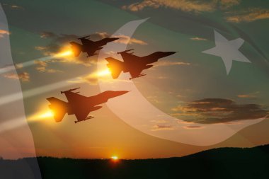 Hava Kuvvetleri Günü. Gün batımının arka planında saydam Pakistan bayrağı olan uçak siluetleri. 7 Eylül 'de Pakistan' da ulusal bir gün olarak kutlandı. Yakın çekim görünümü.