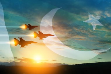 Hava Kuvvetleri Günü. Gün batımının arka planında saydam Pakistan bayrağı olan uçak siluetleri. 7 Eylül 'de Pakistan' da ulusal bir gün olarak kutlandı.
