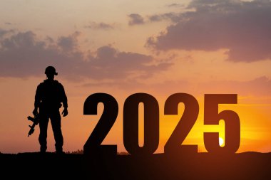 Asker silueti ve 2025 gün doğumuna ya da günbatımına karşı. Silahlı kuvvetler. 2025 'teki askeri çatışma kavramı.