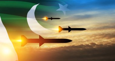 Füzeler hedefe doğru uçuyor. Füzeler gün batımında Pakistan bayrağıyla gökyüzünde. Füze savunması, yaylım ateşi sistemi..