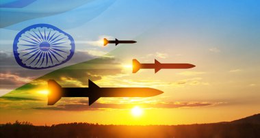 Füzeler hedefe doğru uçuyor. Füzeler gün batımında Hindistan bayrağıyla gökyüzünde. Füze savunması, yaylım ateşi sistemi..