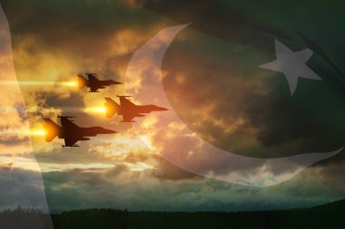 Hava Kuvvetleri Günü. Gün batımının arka planında saydam Pakistan bayrağı olan uçak siluetleri. 7 Eylül 'de Pakistan' da ulusal bir gün olarak kutlandı.