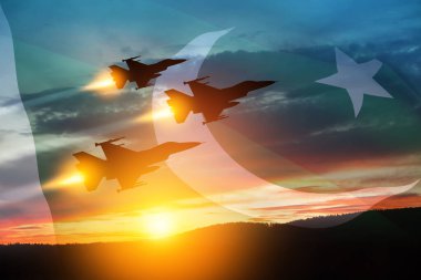 Hava Kuvvetleri Günü. Gün batımının arka planında saydam Pakistan bayrağı olan uçak siluetleri. 7 Eylül 'de Pakistan' da ulusal bir gün olarak kutlandı. Yakın çekim görünümü.