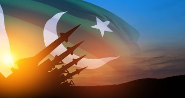 Füzeler günbatımında Pakistan bayrağıyla gökyüzüne nişan alındı. Nükleer bomba, kimyasal silahlar, füze savunması, yaylım ateşi sistemi..