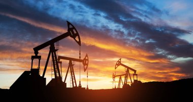 Savaşın yol açtığı petrol fiyatlarındaki değişim. Petrol fiyatları konsepti. Çöl petrol sahasında petrol sondaj rayları. Yerden ham petrol üretimi. Petrol üretimi.