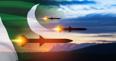Füzeler hedefe doğru uçuyor. Füzeler gün batımında Pakistan bayrağıyla gökyüzünde. Füze savunması, yaylım ateşi sistemi..