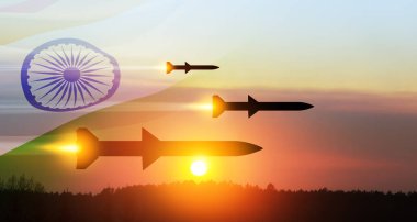 Füzeler hedefe doğru uçuyor. Füzeler gün batımında Hindistan bayrağıyla gökyüzünde. Füze savunması, yaylım ateşi sistemi..