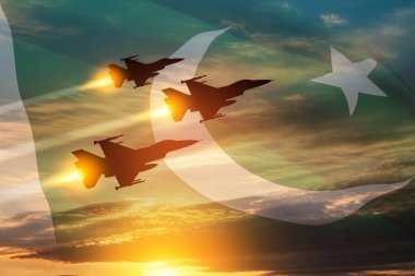 Hava Kuvvetleri Günü. Gün batımının arka planında saydam Pakistan bayrağı olan uçak siluetleri. 7 Eylül 'de Pakistan' da ulusal bir gün olarak kutlandı. Yakın çekim görünümü.