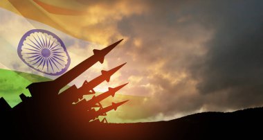 Füzeler günbatımında Hint bayrağıyla gökyüzüne nişan alınmıştır. Nükleer bomba, kimyasal silahlar, füze savunması, yaylım ateşi sistemi..