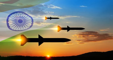 Füzeler hedefe doğru uçuyor. Füzeler gün batımında Hindistan bayrağıyla gökyüzünde. Füze savunması, yaylım ateşi sistemi..