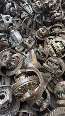 Bir sürü iniş takımlı motor parçası. Rusty düz vites kullanırdı. Paslı metal.