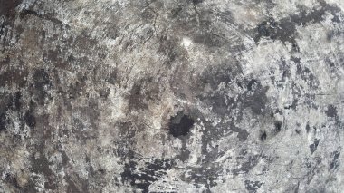 Gri, kaba zemin beton, eski boya duvarı. Çimento çatlama yüzeyi.