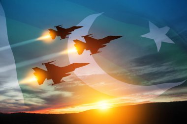 Hava Kuvvetleri Günü. Gün batımının arka planında saydam Pakistan bayrağı olan uçak siluetleri. 7 Eylül 'de Pakistan' da ulusal bir gün olarak kutlandı. Yakın çekim görünümü.