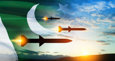 Füzeler hedefe doğru uçuyor. Füzeler gün batımında Pakistan bayrağıyla gökyüzünde. Füze savunması, yaylım ateşi sistemi..