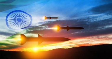 Füzeler hedefe doğru uçuyor. Füzeler gün batımında Hindistan bayrağıyla gökyüzünde. Füze savunması, yaylım ateşi sistemi..