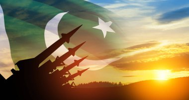 Füzeler günbatımında Pakistan bayrağıyla gökyüzüne nişan alındı. Nükleer bomba, kimyasal silahlar, füze savunması, yaylım ateşi sistemi..