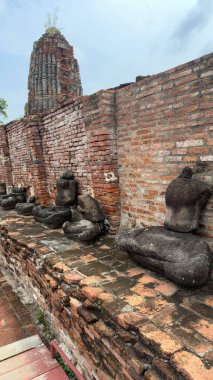 Wat Chaiwatthanaram, Ayutthaya, Tayland. Antik kentteki Budist tapınağının manzaralı kalıntıları. Buda heykellerinin parçaları..